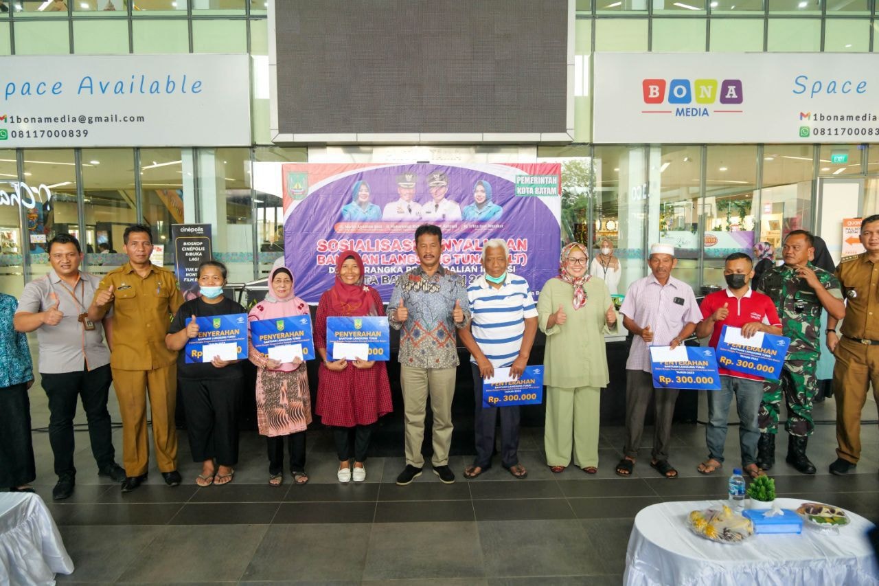 WAGUB Marlin dan Wako HMR foto bersama perwakilan warga penerima BLT, di Mall Botania 2, Kecamatan Batamkota, Senin (5/12/2022).