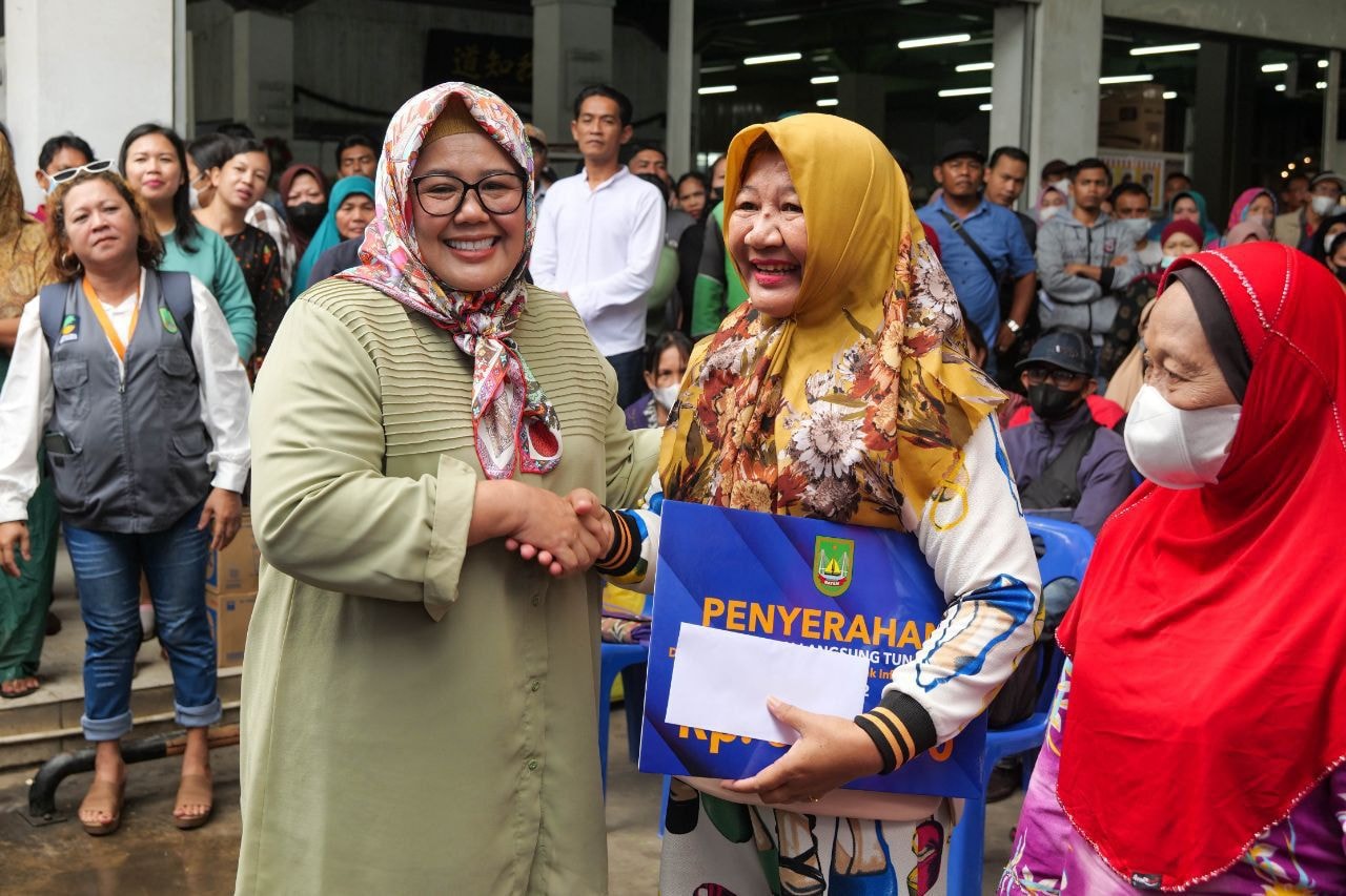 WAGUB Marlin, menyerahkan secara simbolis BLT kepada perwakilan warga, di Kompleks Aku Tahu, Seipanas, Kecamatan Batamkota, Senin (5/12/2022).