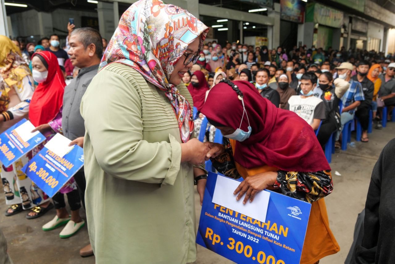 WARGA mengucap syukur tak terkira saat Wagub Marlin, menyerahkan secara simbolis BLT, di Kompleks Aku Tahu, Seipanas, Kecamatan Batamkota, Senin (5/12/2022).