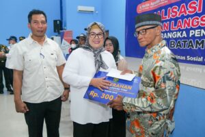 WARTA FOTO: Wagub Marlin Salurkan BLT di Pulau Setokok, Kecamatan Bulang