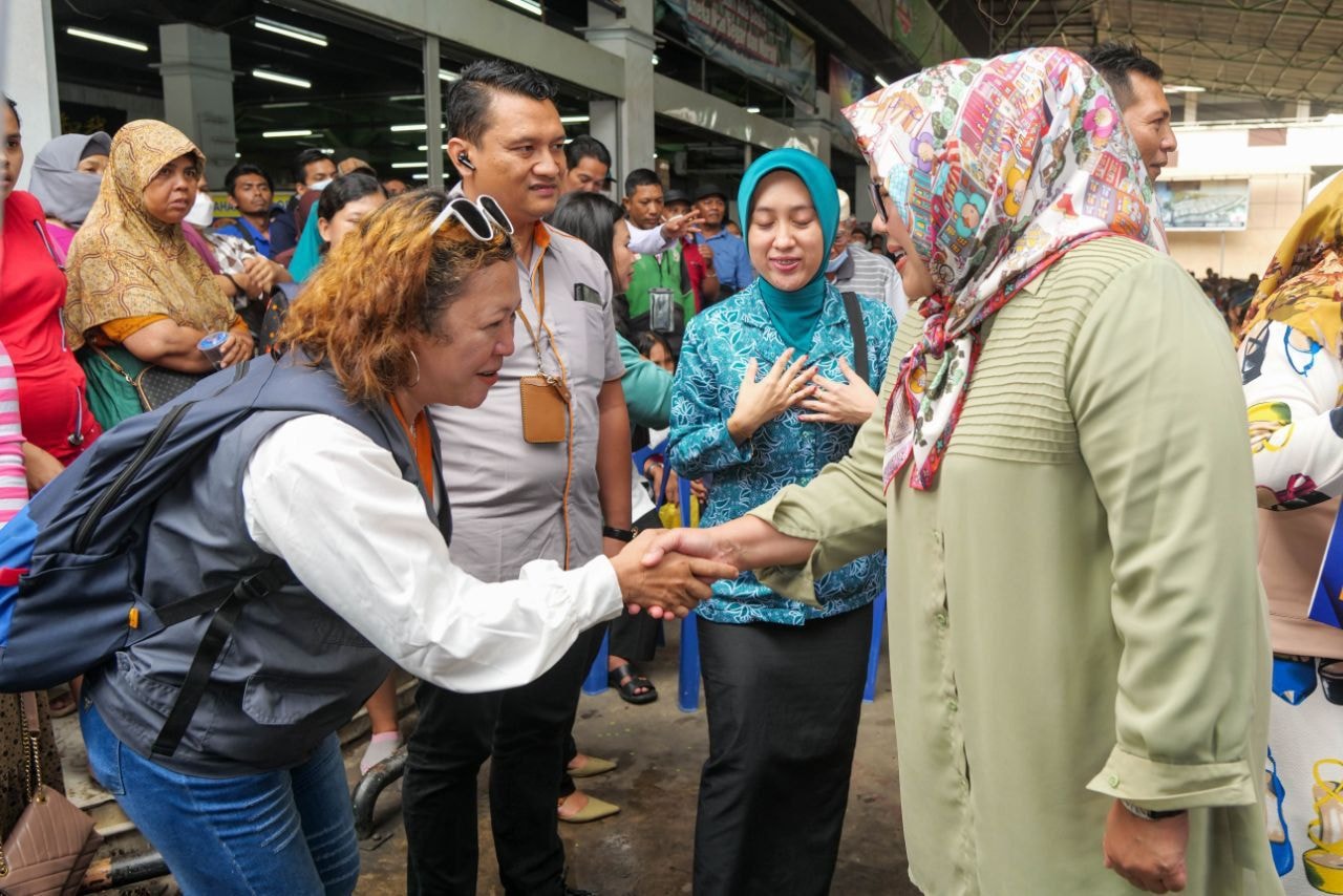 WAGUB Marlin, disambut warga sebelum menyerahkan BLT, di Kompleks Aku Tahu, Seipanas, Kecamatan Batamkota, Senin (5/12/2022).