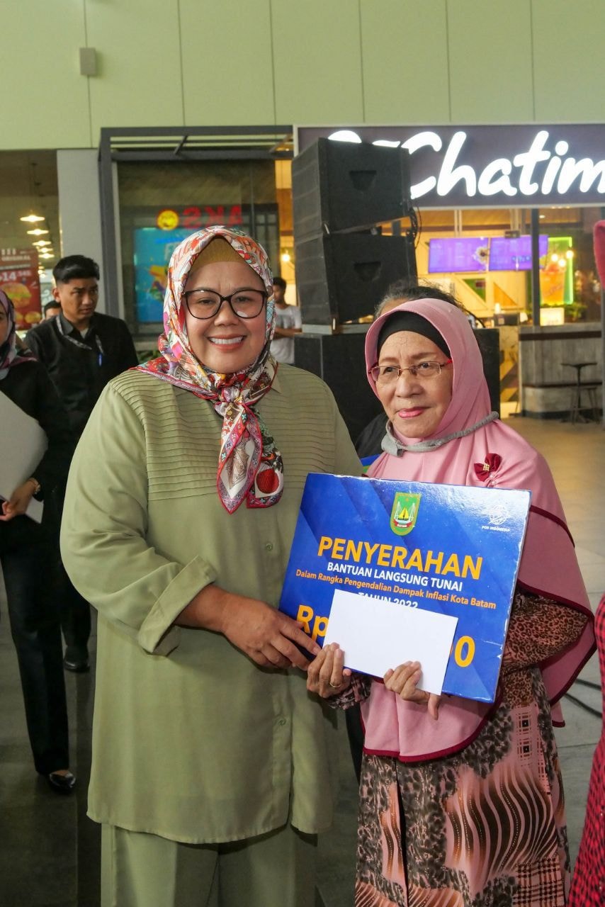 WAGUB Marlin, menyerahkan secara simbolis BLT kepada perwakilan warga di Mall Botania 2, Kecamatan Batamkota, Senin (5/12/2022).