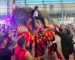 Dipakaikan Penadon, Diarak Reog, HMR Diangkat Jadi Warga Kehormatan Ponorogo