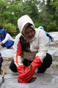WARTA FOTO: Tak hanya Beri Bibit, Wagub Marlin Ikut Bantu Petani Batam Tanam Cabai