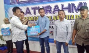 HMR Berbagi dan Terus Berbagi: Kini RT/RW Se-Kecamatan Sekupang Terima Insentif