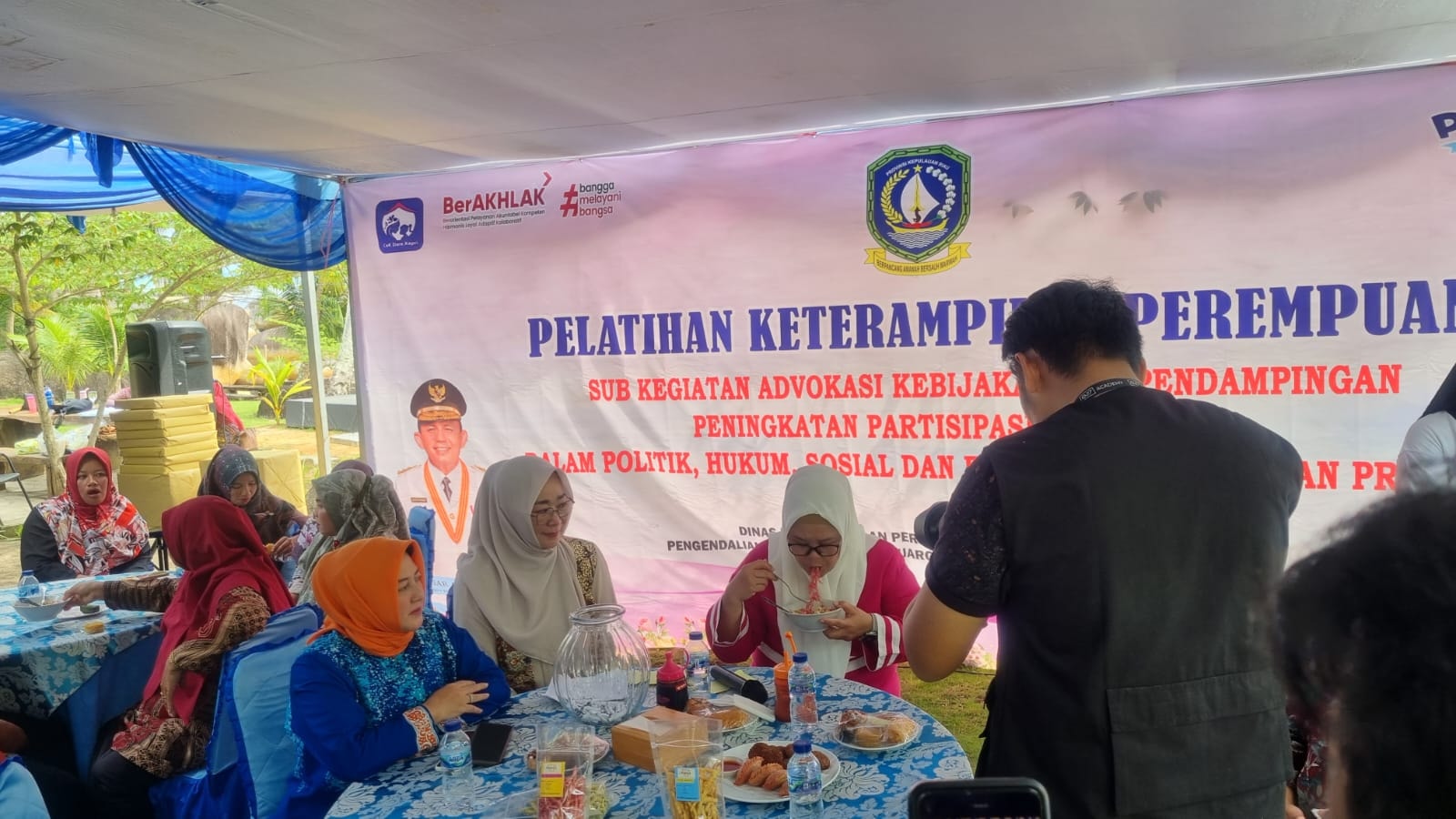 WAGUB Marlin, memeriksa hasil Pelatihan Keterampilan Perempuan di Natuna Dive Resort, Sepempang, Kabupaten Natuna, Minggu (11/12/2022).