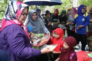 Di Sagulung, Wagub Marlin Kenalkan Makanan Sehat pada Anak-anak
