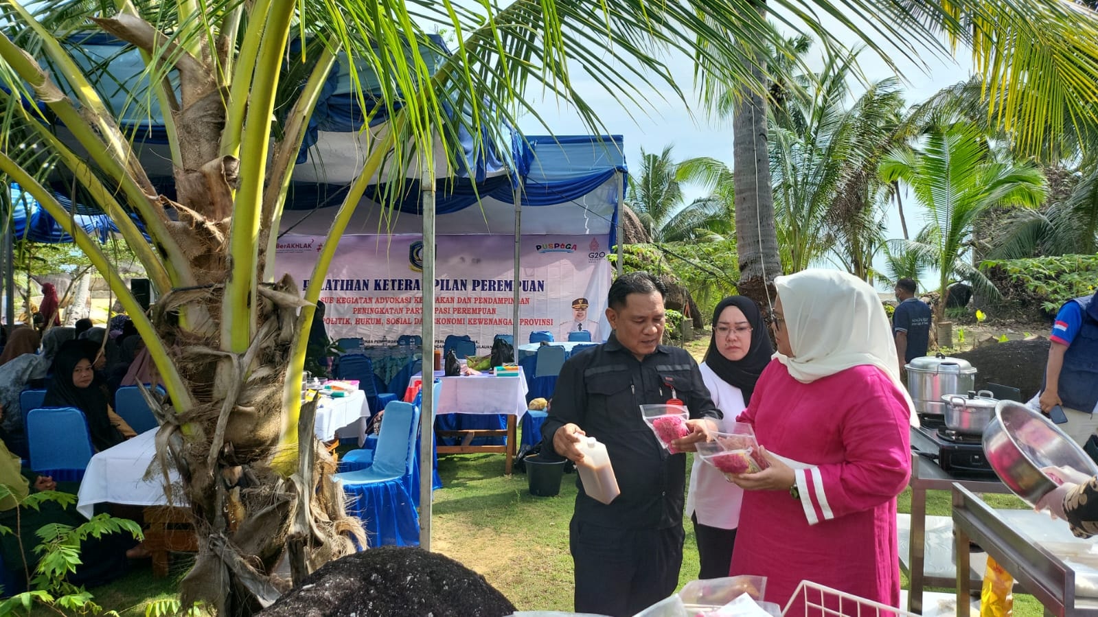 WAGUB Marlin, memeriksa hasil kreasi peserta di sela membuka Pelatihan Keterampilan Perempuan di Natuna Dive Resort, Sepempang, Kabupaten Natuna, Minggu (11/12/2022).