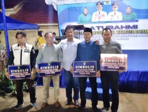 HMR Serahkan Insentif RT/RW Kecamatan Batuampar, Tahun Depan Nilainya Ditambah
