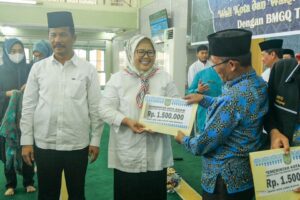 WARTA FOTO: Bersama HMR, Marlin Serahkan Insentif untuk Guru TPQ di Sekupang