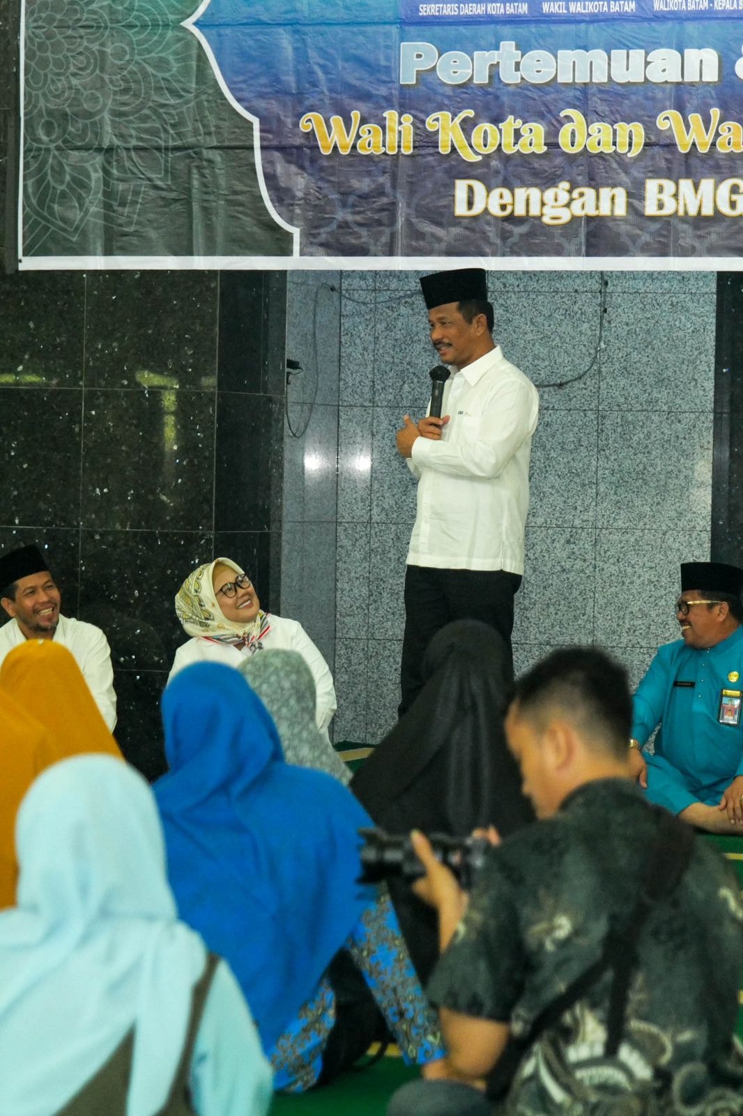 WALI KOTA Batam H Muhammad Rudi (HMR), memberi sambutan di sela penyaluran insentif dan seragam secara simbolis kepada perwakilan guru TPQ se-Kecamatan Sekupang, Rabu (14/12/2022) pagi.