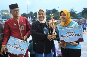 WARTA FOTO: Marlin Bikin Suasana Penutupan Turnamen Voli di Sagulung Meriah