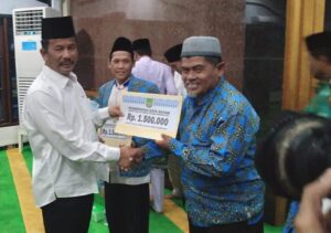 HMR Bagikan Insentif dan Seragam untuk Guru-guru TPQ di Kecamatan Seibeduk