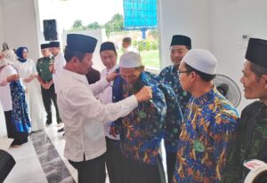 Buka Masjid Tanjak, HMR Bagikan Insentif & Seragam kepada Imam Masjid Se-Kota Batam