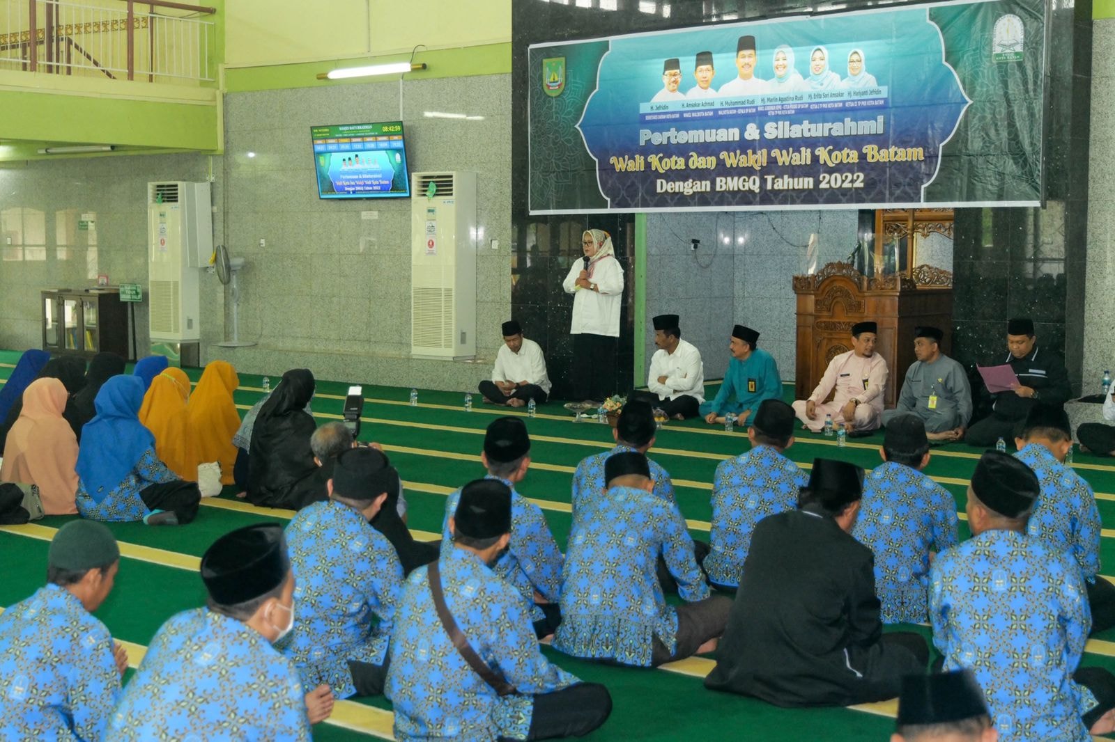 SUASANA saat Wagub Marlin memberi sambutan, di sela penyaluran insentif dan seragam secara simbolis kepada perwakilan guru TPQ se-Kecamatan Sekupang, Rabu (14/12/2022) pagi.
