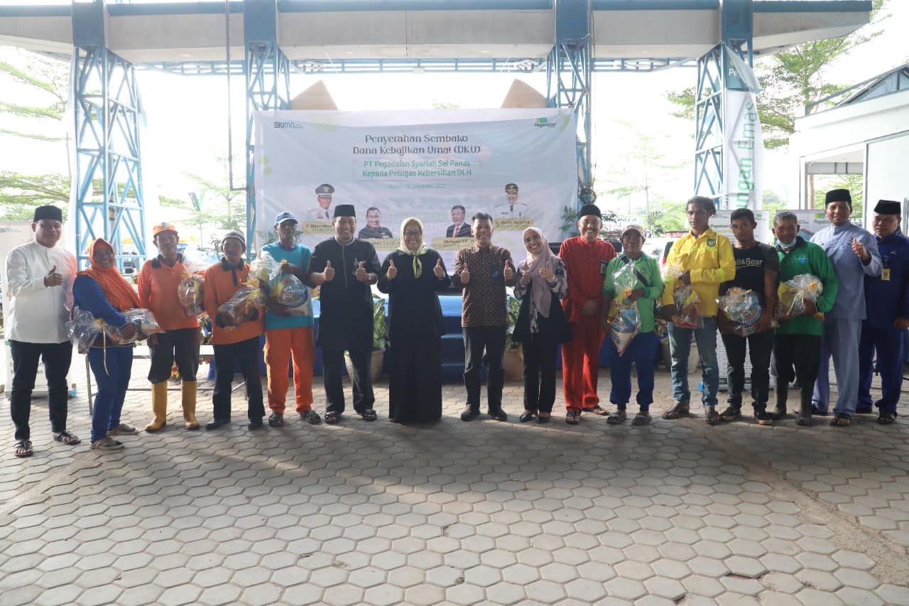 WAGUB Marlin foto bersama para penerima paket bahan pokok di SP Plaza, Sagulung, Kota Batam, Jumat (16/12/2022) petang.