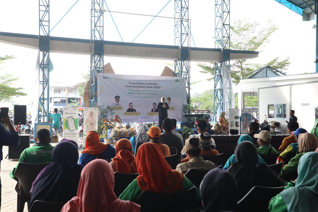 WAGUB Marlin memberi sambutan sebelum menyerahkan paket bahan pokok untuk petugas kebersihan di SP Plaza, Sagulung, Kota Batam, Jumat (16/12/2022) petang.