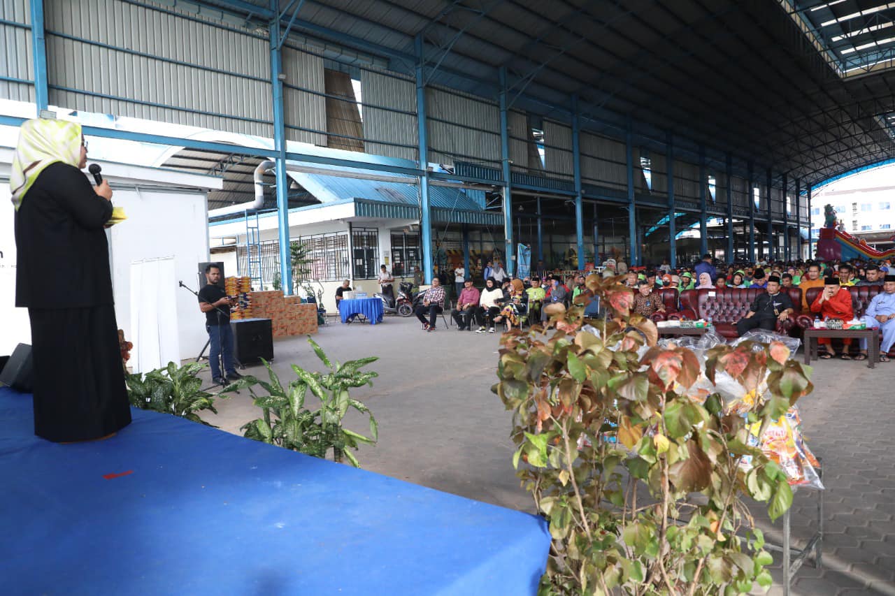 WAGUB Marlin memberi sambutan sebelum menyerahkan paket bahan pokok untuk petugas kebersihan di SP Plaza, Sagulung, Kota Batam, Jumat (16/12/2022) petang.