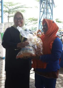 Bagi 639 Paket Sembako untuk Petugas Kebersihan, Marlin Puji Kepedulian pada Sesama