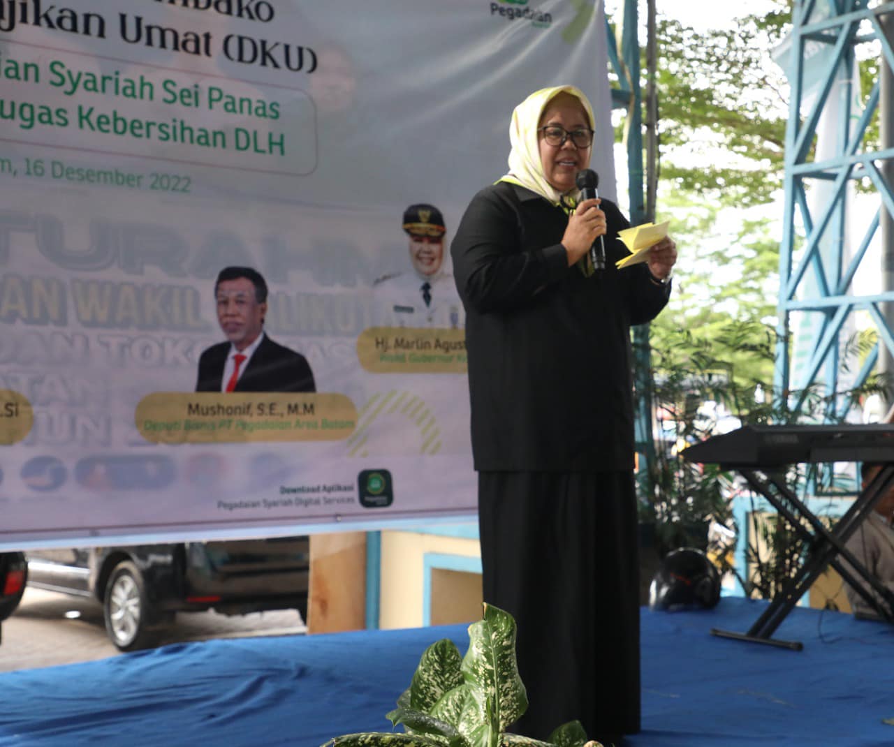 WAGUB Marlin memberi sambutan sebelum menyerahkan paket bahan pokok untuk petugas kebersihan di SP Plaza, Sagulung, Kota Batam, Jumat (16/12/2022) petang.