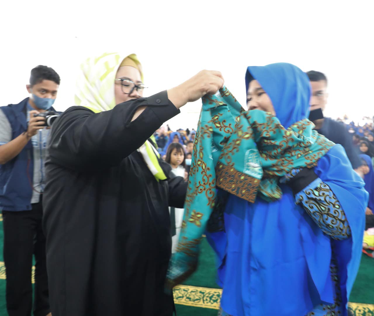 WAGUB Marlin menyerahkan paket sembako (bahan pokok) untuk petugas kebersihan di SP Plaza, Sagulung, Kota Batam, Jumat (16/12/2022) petang.