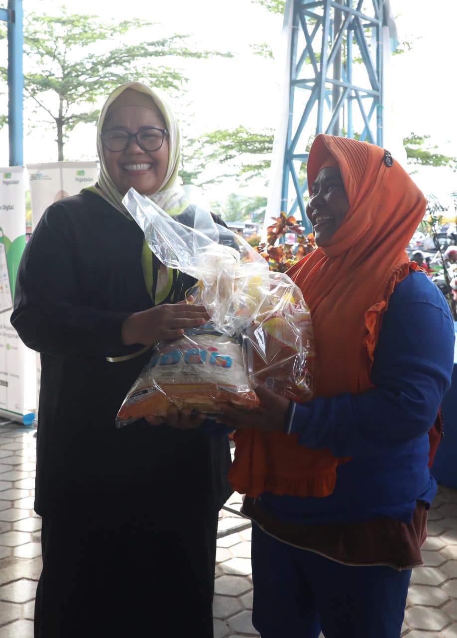 PETUGAS kebersihan ini gembira menerima paket sembako dari Wagub Marlin di SP Plaza, Sagulung, Kota Batam, Jumat (16/12/2022) petang.