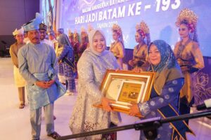 Wagub Marlin Turut Serahkan Anugerah Batam Madani bagi Pahlawan Kota Batam