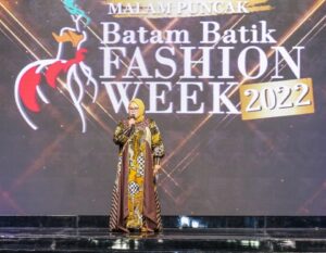 WARTA FOTO: Dahsyat, Marlin Buka Pentas Pamungkas Batam Batik Fashion Week 2022