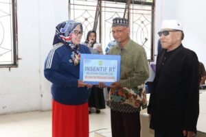 WARTA FOTO: Bersama HMR, Marlin Ikut Serahkan Insentif RT/RW Se-Belakangpadang