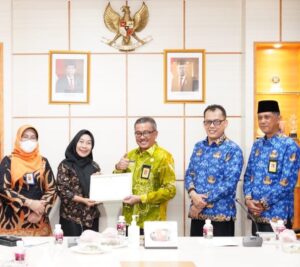 Jefridin Serahkan SK dan Piagam Penghargaan dari HMR untuk 18 PNS Purna Tugas