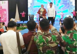 Momen Hari Ibu, Marlin Persembahan Lagu, HMR Balas dengan Ciuman Manis