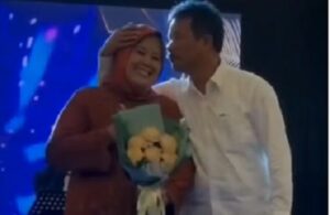 Momen Mesra HMR Beri Bunga & Cium Marlin di Hari Ibu, Swiss Bell Mendadak Gemuruh