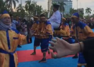 Wujud Rasa Syukur & Cinta, HMR Diarak Naik Sisingaan di Pawai Budaya HJB Ke-193