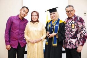 Jefridin Bangga, Putrinya Kembali Lulus Cum Laude: Alhamdulillah Ya Allah…