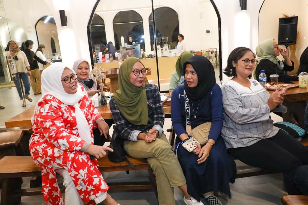 WAGUB Marlin, duduk akrab dengan komunitas Jupe Batam, di Keboon Kopi, Palm Spring, Batamcentre, Kota Batam, Rabu (4/1/2023) petang.