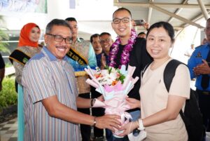 Karangan Bunga dan Tanjak dari Jefridin Sambut Wisman Pertama 2023 di Batam