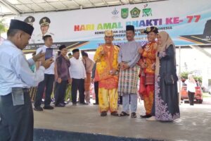 Usai Hadiri Upacara HAB Ke-77 Kemenag, HMR Jadi Rebutan Foto Bersama Warga