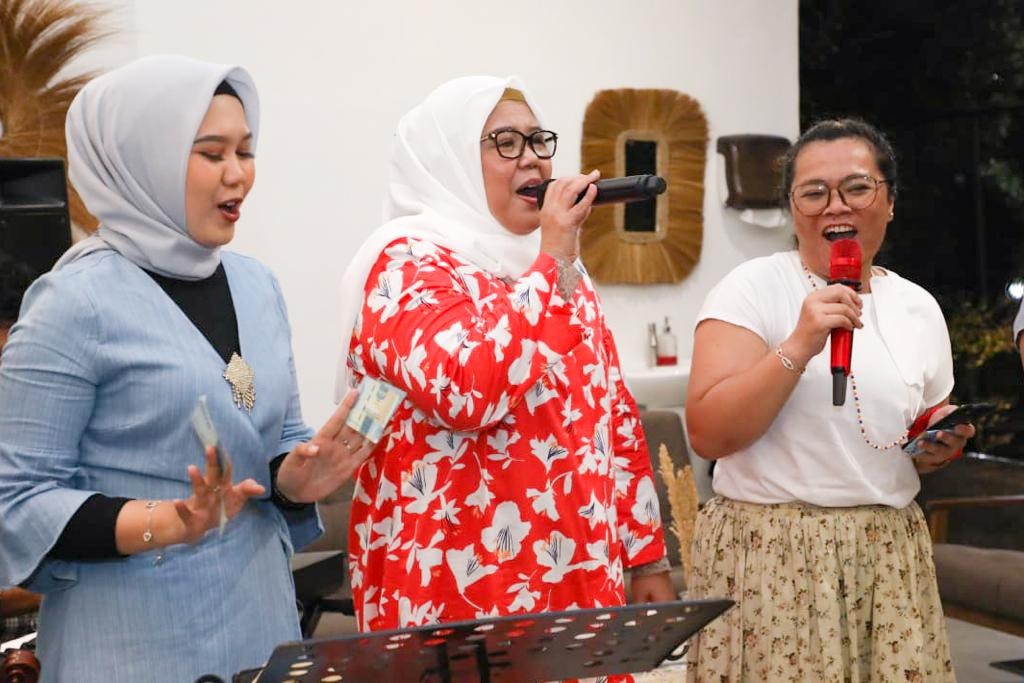 WAGUB Marlin, nyanyi bersama anggota Jupe, Chaycya (kanan), di sela bersilaturahmi dengan komunitas Jupe Batam, di Keboon Kopi, Palm Spring, Batamcentre, Kota Batam, Rabu (4/1/2023) petang.