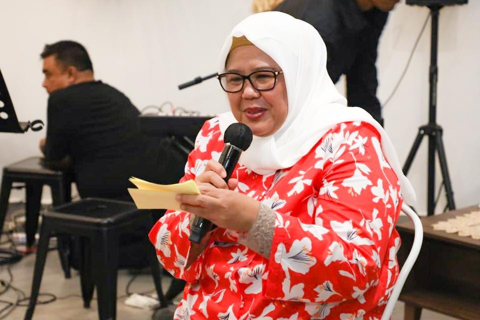 WAGUB Marlin, membaca pantun di sela membuka acara silaturahmi dengan komunitas Jupe Batam, di Keboon Kopi, Palm Spring, Batamcentre, Kota Batam, Rabu (4/1/2023) petang.