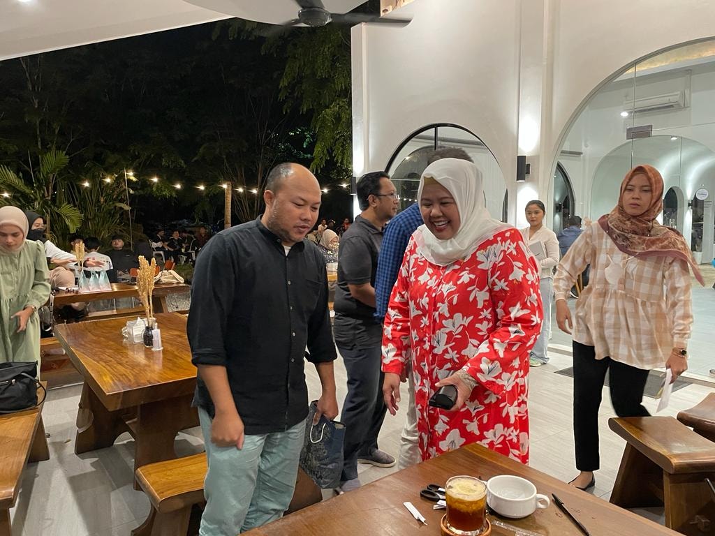 ADA yang tahu apa yang disampaikan Wagub Marlin pada lelaki berkemeja biru tersebut? Tulis di kolom komentar ya…