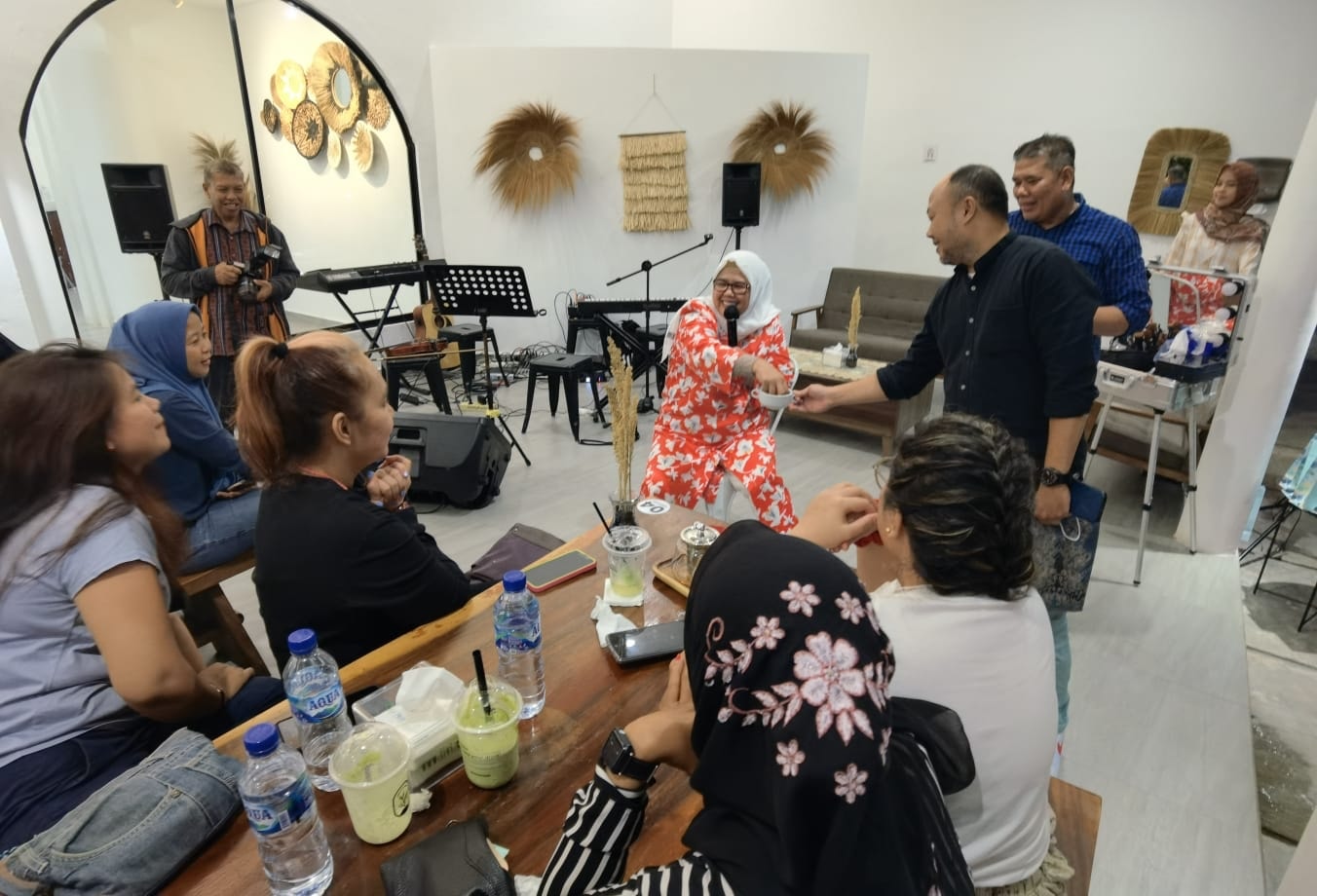 WAGUB Marlin, di sela bersilaturahmi dengan komunitas Jupe Batam, di Keboon Kopi, Palm Spring, Batamcentre, Kota Batam, Rabu (4/1/2023) petang.