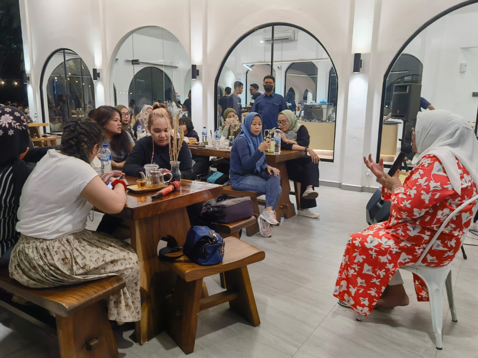 WAGUB Marlin, memberi tips menjadi perempuan maju, di sela bersilaturahmi dengan komunitas Jupe Batam, di Keboon Kopi, Palm Spring, Batamcentre, Kota Batam, Rabu (4/1/2023) petang.