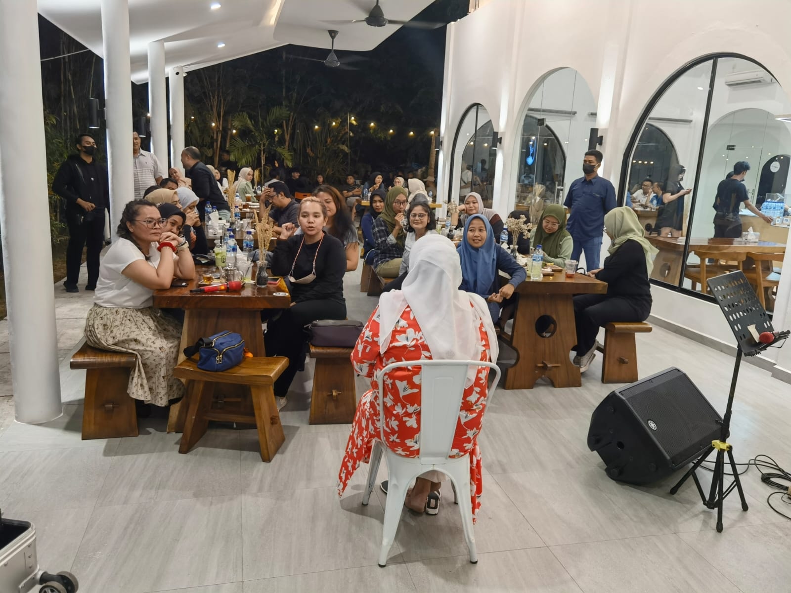 ANGGOTA Jupe Batam, serius menyimak pemaparan Wagub Marlin saat silaturahmi di Keboon Kopi, Palm Spring, Batamcentre, Kota Batam, Rabu (4/1/2023) petang.