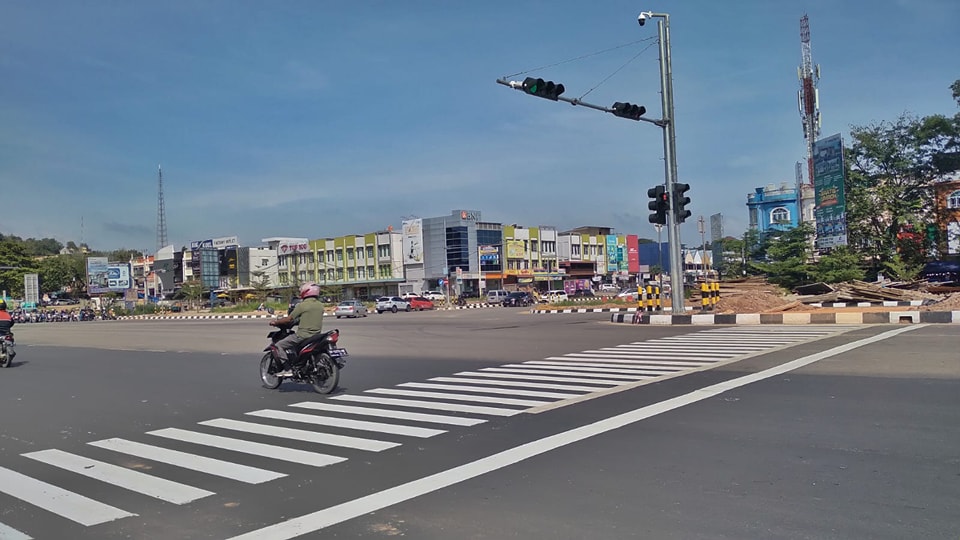 ZEBRA cross pun sudah siap, lengkap dengan lampu traffic-nya.