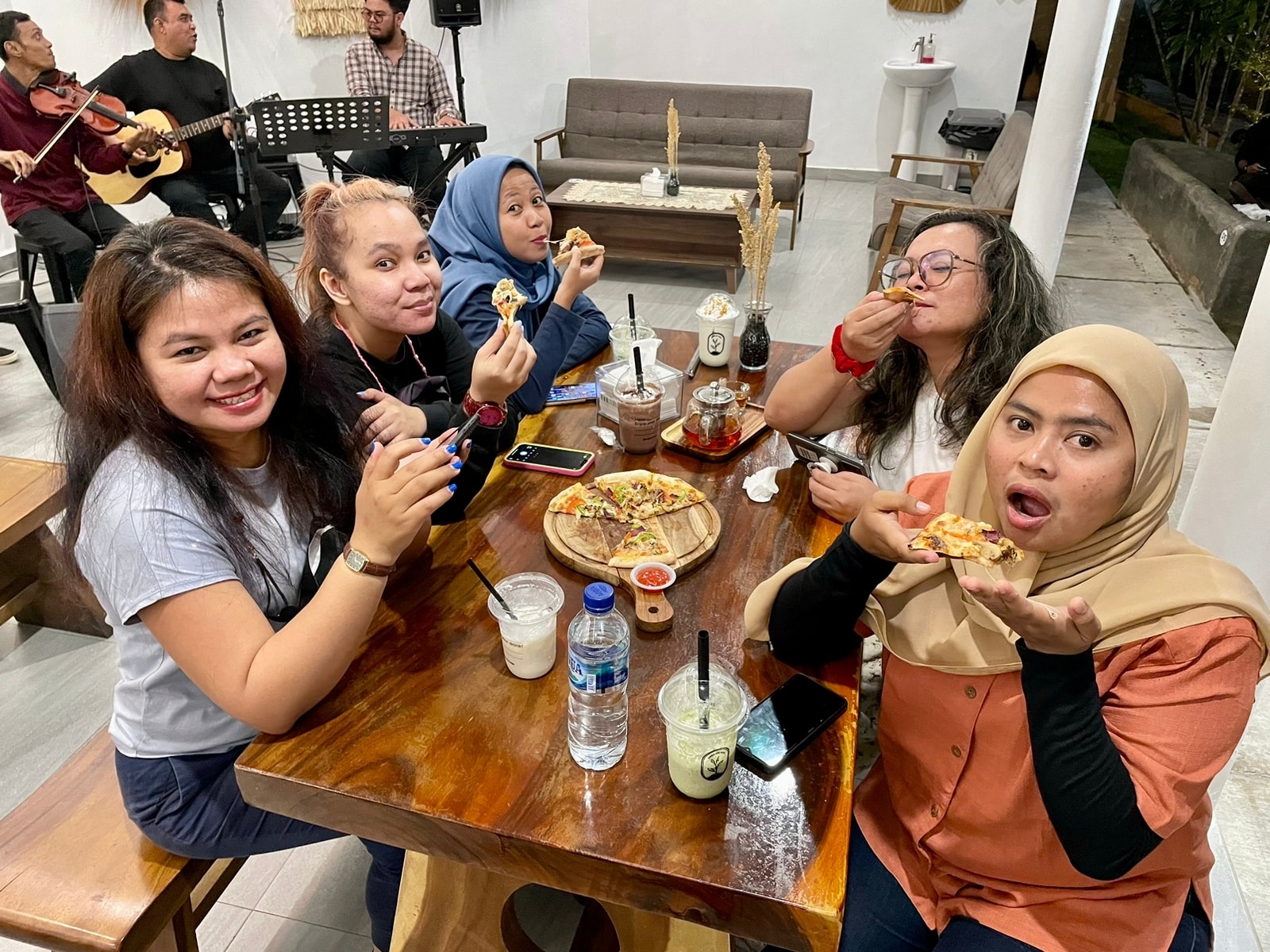 SERUNYA silaturahmi komunitas Jupe Batam dengan Wagub Marlin, di Keboon Kopi, Palm Spring, Batamcentre, Kota Batam, Rabu (4/1/2023) petang.