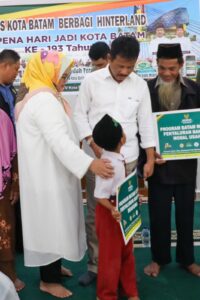 WARTA FOTO: Wagub Marlin & HMR Salurkan Bantuan BAZNAS Batam di Galang