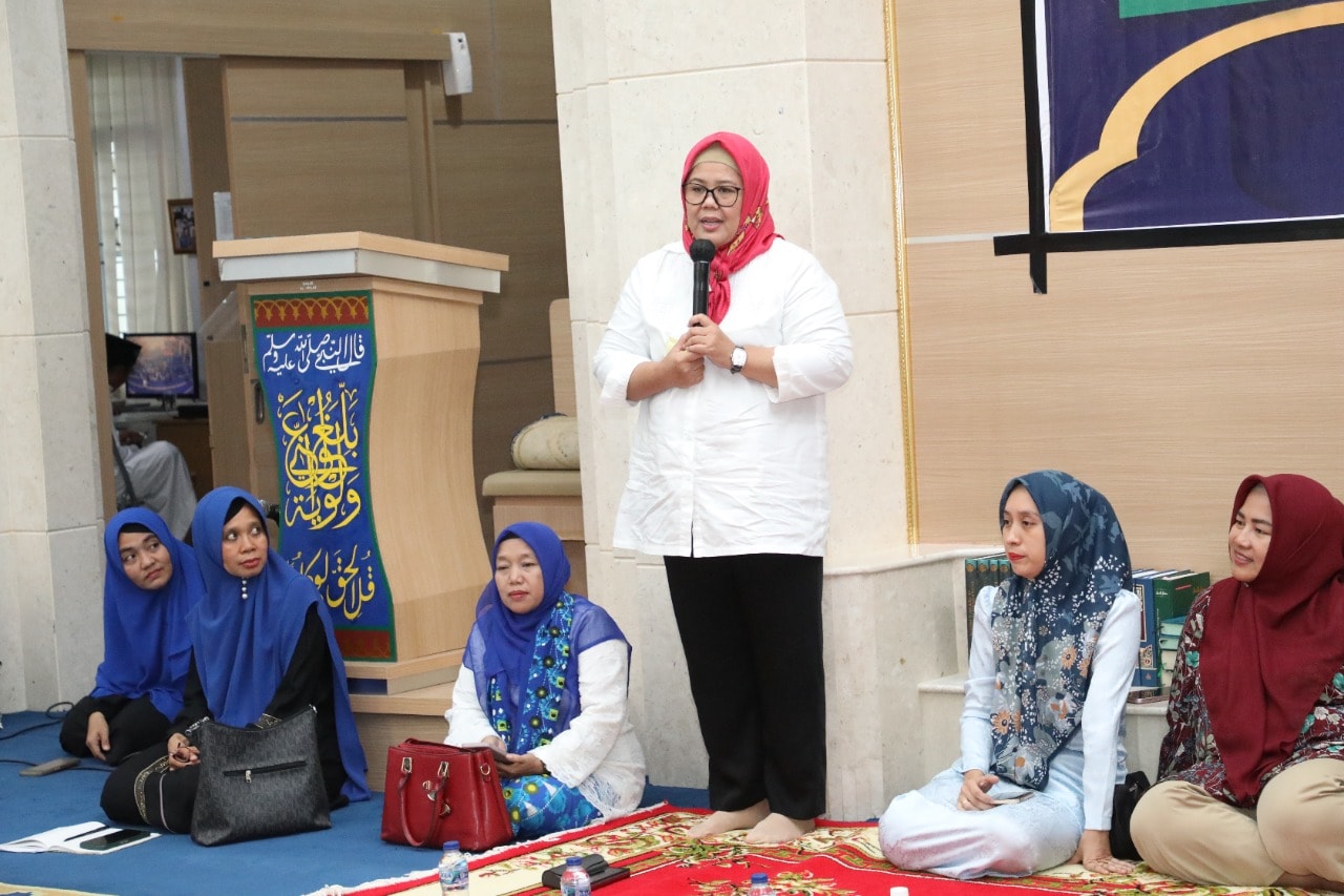 WAGUB Marlin, memberi sambutan saat menghadiri kegiatan rutin bulanan BKMT Batamkota, berupa pengajian di Masjid Jamik Al Ikhlas, Seipanas, Jumat (20/1/2023).