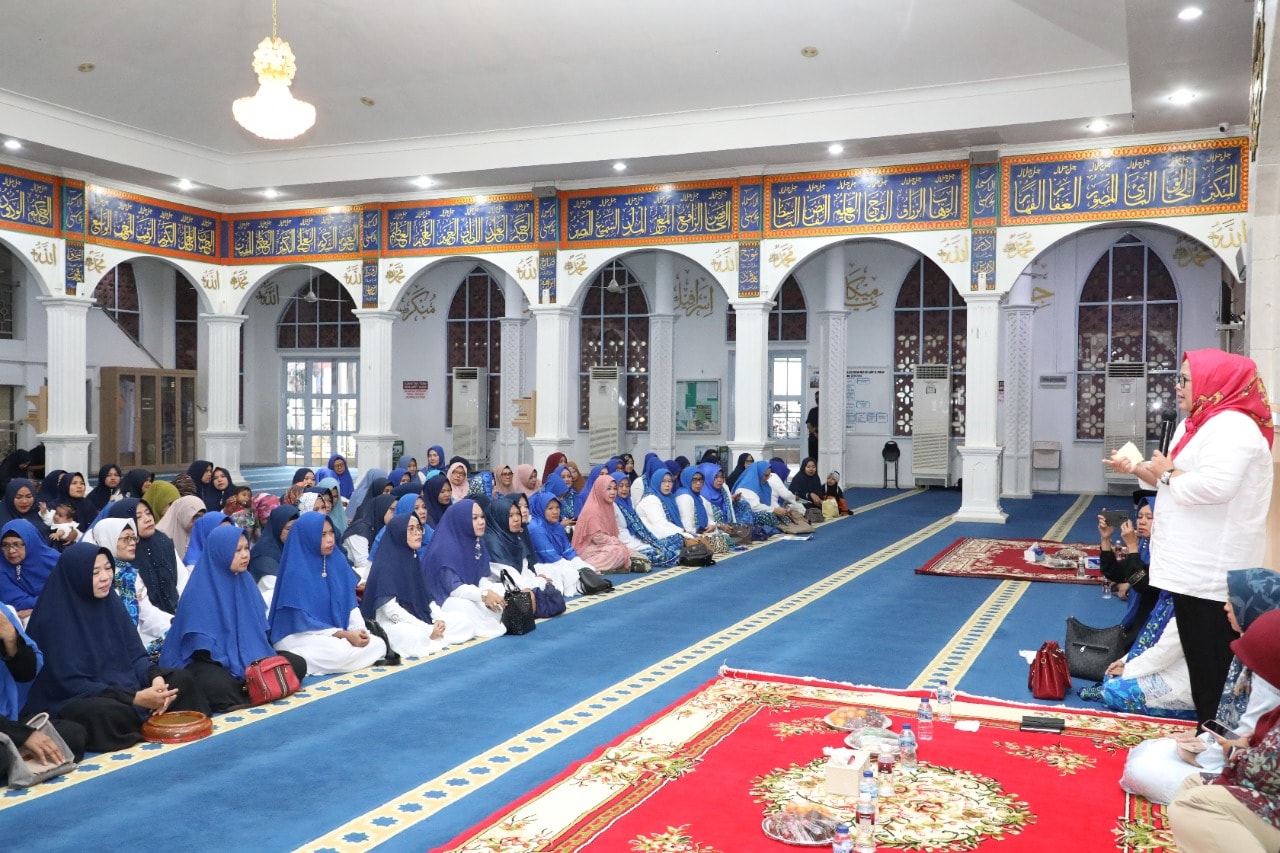 WAGUB Marlin, memberi sambutan saat menghadiri kegiatan rutin bulanan BKMT Batamkota, berupa pengajian di Masjid Jamik Al Ikhlas, Seipanas, Jumat (20/1/2023).