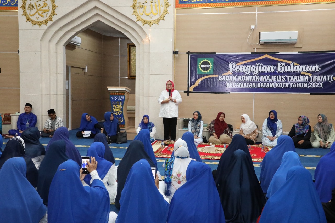 JEMAAH menyimak sambutan Wagub Marlin, dalam kegiatan rutin bulanan BKMT Batamkota, berupa pengajian di Masjid Jamik Al Ikhlas, Seipanas, Jumat (20/1/2023).