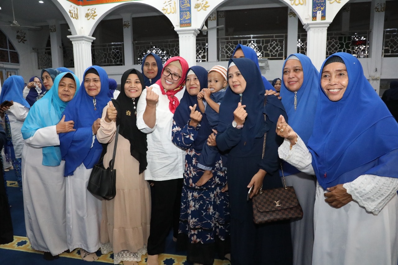 WAGUB Marlin, melayani ajakan jemaah foto bersama di sela menghadiri kegiatan rutin bulanan BKMT Batamkota, berupa pengajian di Masjid Jamik Al Ikhlas, Seipanas, Jumat (20/1/2023).